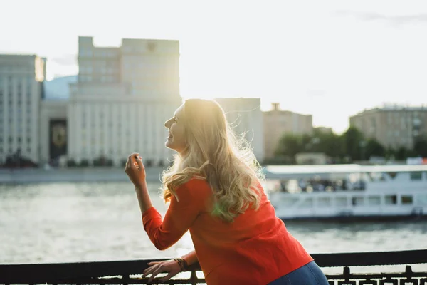 Молодая Блондинка Красной Куртке Открытом Воздухе Закате Времени — стоковое фото