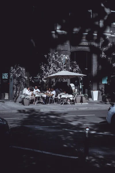 Les gens qui mangent dans un café de rue — Photo