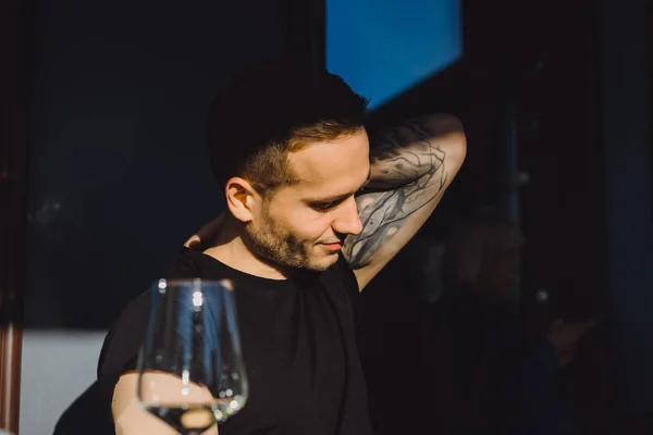 Hombre guapo con copa de vino — Foto de Stock