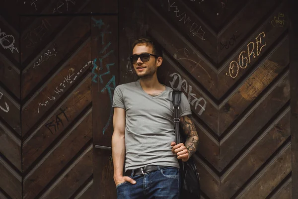 Adam ahşap duvara yaslanmış