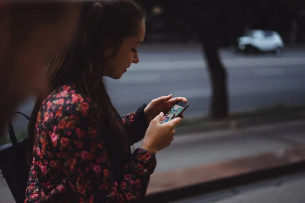 Девушка смотрит на смартфон — стоковое фото