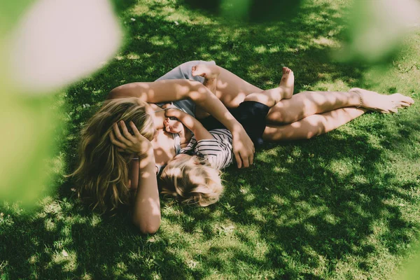 Jovem Mãe Alimentando Bonito Loira Menino Verde Grama Livre Verão — Fotografia de Stock