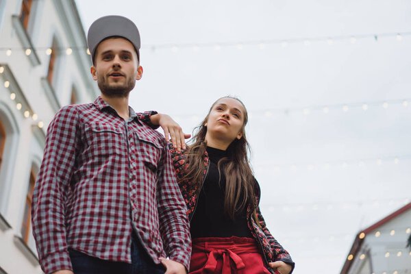 Стильная молодая пара позирует на улице
