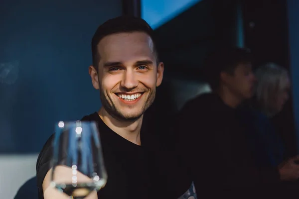 Улыбающийся человек с бокалом вина — стоковое фото