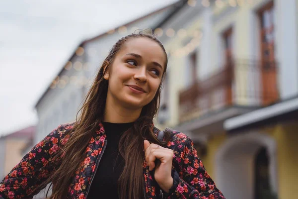 Jovem mulher sorrindo na rua — Fotografia de Stock