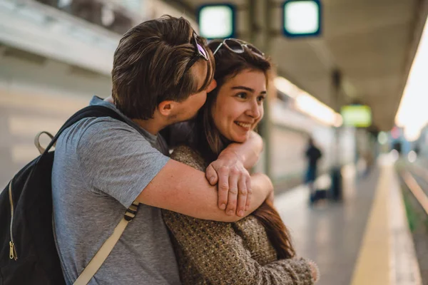 Tren istasyonunda sarılma Çift — Stok fotoğraf