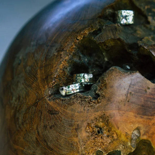 ahşap arka plan üzerinde güzel Gümüş Alyanslar Close-Up