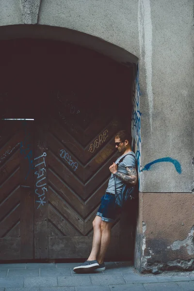 Adam ahşap duvara yaslanmış