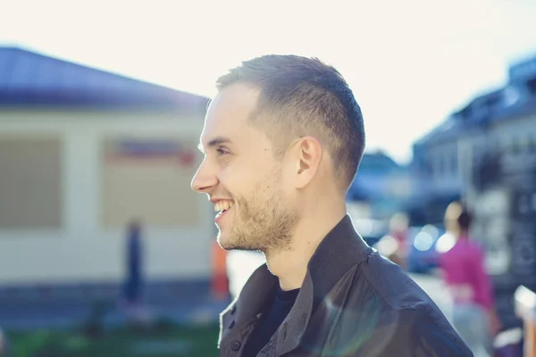 Profil de jeune homme dans la rue — Photo