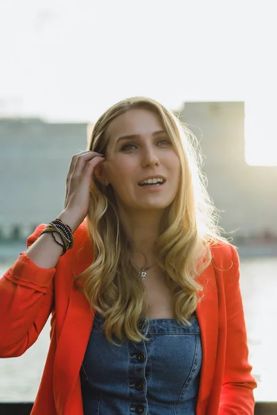 Joven Mujer Rubia Chaqueta Roja Aire Libre Atardecer —  Fotos de Stock