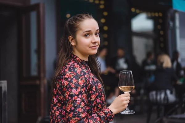 와인 잔을 들고 있는 여자 — 스톡 사진