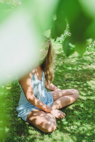 Nette Blonde Frau Blauen Kleid Sitzt Sommer Auf Grünem Gras — Stockfoto