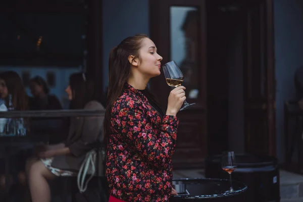Jovem mulher bebendo vinho — Fotografia de Stock
