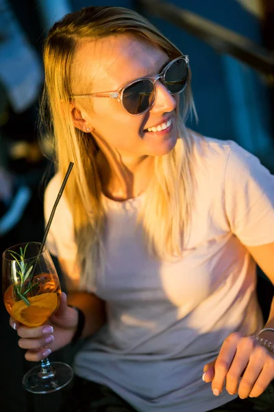 Kadın kokteyl içiyor.