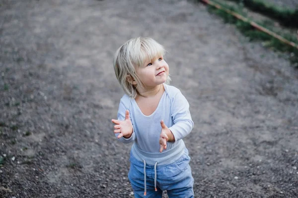 Cute Blondynka Chłopiec Niebieskim Ubraniu Odkryty — Zdjęcie stockowe