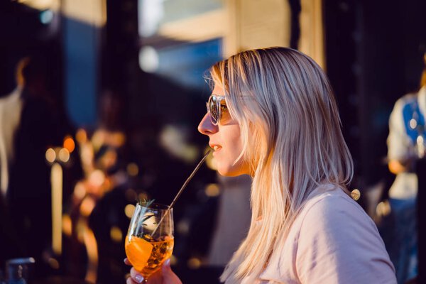 Женщина пьет коктейль
