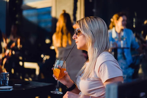 Woman drinking cocktail — Stock Photo, Image