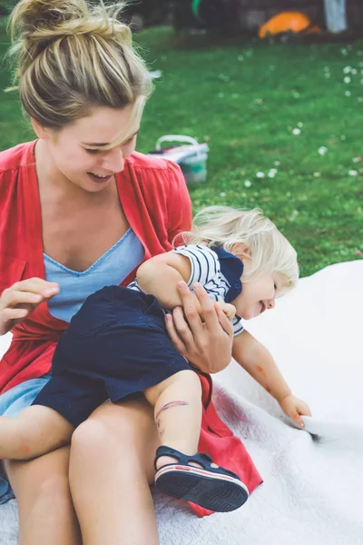 Jovem Loira Jogar Com Bonito Menino Grama Verde Livre — Fotografia de Stock