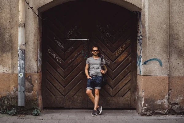 Adam ahşap duvara yaslanmış