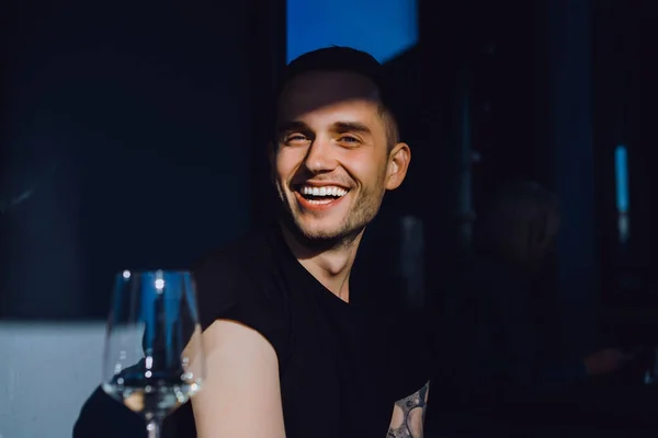 Şarap kadehi ile gülümseyen adam — Stok fotoğraf