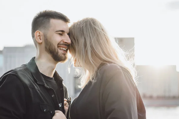 Жінка і чоловік цілуються один з одним — стокове фото