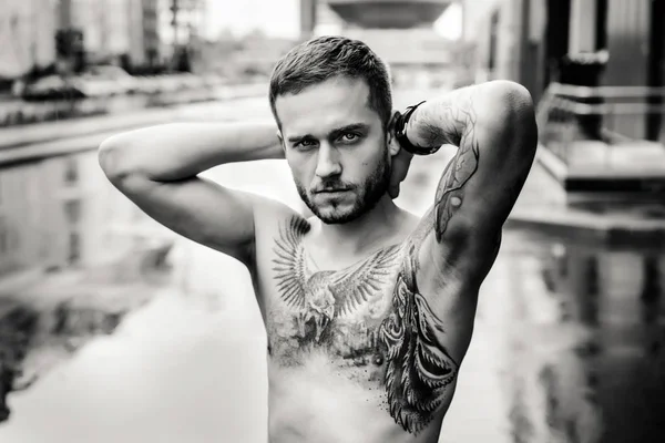 Татуированный мужчина с голым туловищем — стоковое фото