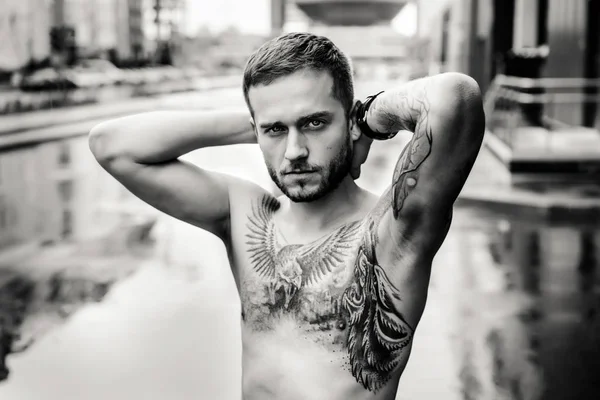 Tatuado homem com tronco nu — Fotografia de Stock