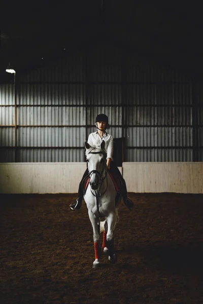 Chica en traje a caballo — Foto de Stock