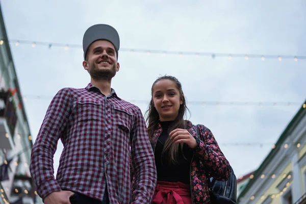 Sokakta poz şık genç Çift