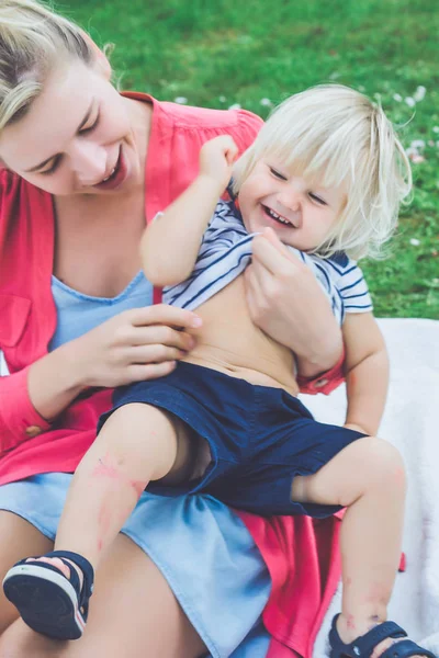 Jeune Femme Blonde Chatouiller Mignon Garçon Sur Herbe Verte Plein — Photo