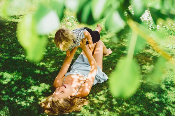 Söt Blond Pojke Spela Med Ung Mamma Grönt Gräs Utomhus — Stockfoto