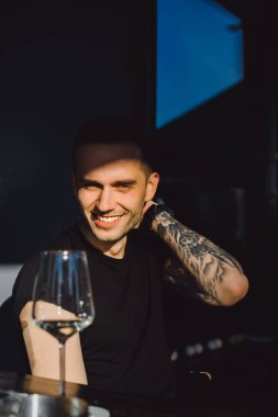 Şarap kadehi ile gülümseyen adam