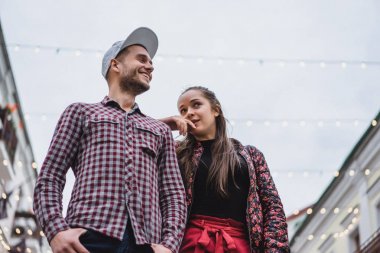 Sokakta poz şık genç Çift