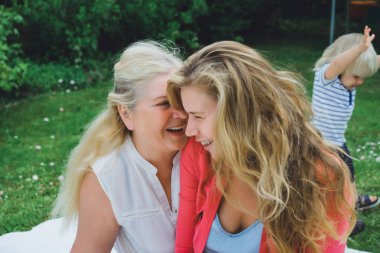 yakışıklı yeşil çim açık üzerinde iki sarışın kadınla