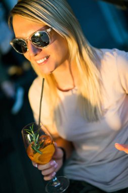 Kadın kokteyl içiyor.