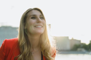 günbatımı zaman açık kırmızı ceketli sarışın genç kadın