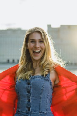 günbatımı zaman açık kırmızı ceketli sarışın genç kadın