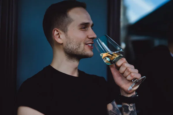 Omul zâmbitor bea vin — Fotografie, imagine de stoc