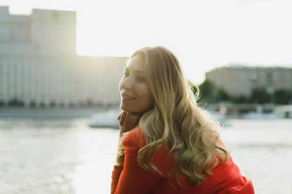 Giovane Donna Bionda Giacca Rossa All Aperto Tramonto — Foto Stock