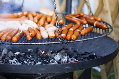 Izgara sosis, açık ateşte sosis pişirmek.
