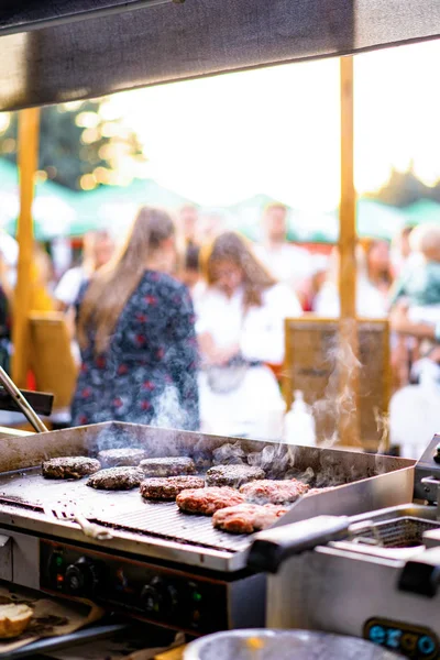 Proceso Asar Parrilla Preparar Chuletas Carne Para Hamburguesas Chuleta Hamburguesa — Foto de Stock