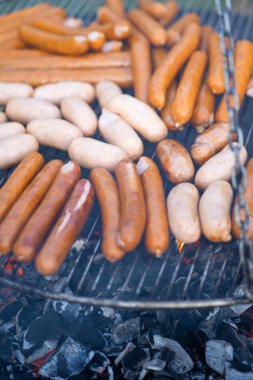 Izgara sosis, açık ateşte sosis pişirmek.