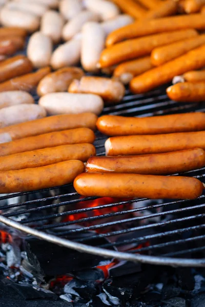 Izgara sosis, açık ateşte sosis pişirmek.