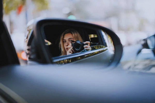 Egy Női Fotós Lefényképezte Magát Egy Autó Tükörben Szelfi Autó — Stock Fotó