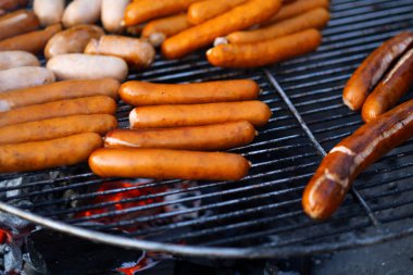 Izgara sosis, açık ateşte sosis pişirmek.