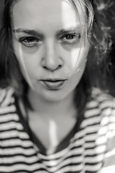Emotionales Porträt Einer Missbrauchten Weinenden Schönen Jungen Kaukasischen Frau Unterwäsche — Stockfoto