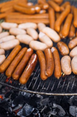 Izgara sosis, açık ateşte sosis pişirmek.