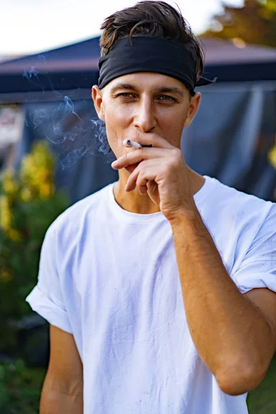 Retrato Hombre Calle Hombre Metrosexual Con Retrato Cigarrillo Primer Plano — Foto de Stock