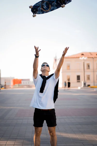 Hombre Monopatín Ciudad Patinador Haciendo Truco Salto Lugar Ciudad Estilo —  Fotos de Stock