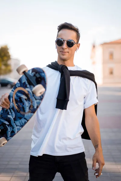 Hombre Monopatín Ciudad Patinador Haciendo Truco Salto Lugar Ciudad Estilo — Foto de Stock